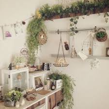 真似してみたい ピクチャーレールをつかったインテリア集めました キナリノ ピクチャーレール インテリア ガラスのオーナメント