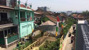 Jadi nanti diatap rumah anda itu dibuat semacam balkon. Kisah Polisi Di Bandung Bikin Kebun Di Atas Sungai Sebelumnya Kumuh Kini Jadi Asri Tribun Jabar