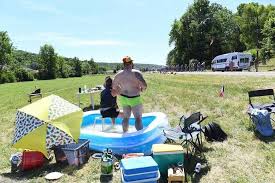 Tour de france 2021 live dashboard race info, preview, live video, results, photos and highlights. Tour De France 2019 L Incroyable Photo Des Spectateurs Dans Une Piscine Gonflable