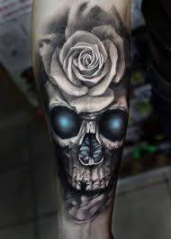 Black And Blue Roses Tattoo Tatuagens De Caveiras A Vida E A Morte Estampados Na Pele Skull Sleeve Tattoos Blue Rose Tattoos Rose Tattoos