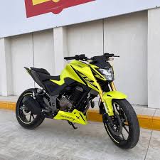 ⚓️ T R E S C I E N T O S ⚓️ Ploteo completo Honda CB300F color Satinado Verde Lima y calcos en negro brillante 🤯 Muchas gracias @wemsuar por traer
