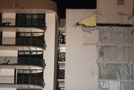Vinte e quatro horas após o desabamento parcial do prédio de 12 andares em surfside, na região de miami, quatro mortes foram confirmadas pelas autoridades, enquanto equipes de resgate seguem em. Kr9ocshqurcw6m