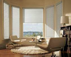 Erkerfenster Dekorieren Leseecke Modern Schalosien Sessel Couchtisch Buecherregal Stehlampe Cremeweiss Fensterstile Fenster Dekor Erkerfenster