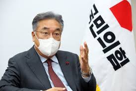 향후 예상되는 윤석열 전 검찰총장의 본격적인 대선 행보에 대응해 더불어민주당이 윤 전 총장 의혹 파일이 있다며 폭로와 공세를 예고했다. é‡Ž ì •ì§„ì„ ì†¡ì˜ê¸¸ì— ìœ¤ì„ì—´ íŒŒì¼ ê³µìž'ì˜ ë§› ëª» ìžŠì—ˆë‚˜ ë„¤ì´íŠ¸ë‰´ìŠ¤