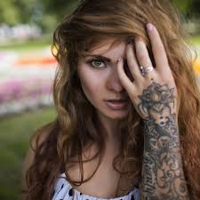 In dieser sammlung sehen wir eine vielzahl von tattoos an dieser körperstelle. Tatowierungen 20 Tolle Tattoo Motive Fur Den Unterarm Und Das Handgelenk Bunte De