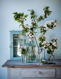 Duka Till Midsommar 11 Tips Och Inspiration Till Ett Vackert Festbord I 2020 Festbord Midsommar Hostlov