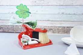 Scherben Bringen Gluck Am Polterabend Mangelt Es Zwar Nicht An Scherben Dennoch Kommt Der Handfeger Als Polterabend Geschenk Geschenke Kreative Geldgeschenke