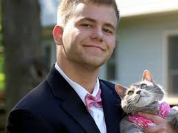 Sam kon geen date vinden voor zijn gala (en nam daarom zijn kat mee)