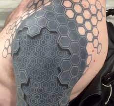 The colour combination also looks great. Mind Bending 3d Tattoo Appears To Turn Man S Arm Into A Machine