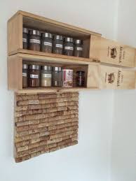 Gewurzregal Aus Weinkisten Und Pinnwand Aus Korken Coole Idee Fur Selbermacher Holzkisten Fur Wein Weinkisten Gewurzregal
