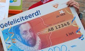 Om een kans te maken op een mooie prijs, doe je toch ook mee met de oudejaarsloterij van de staatsloterij?of dat je nu een lot hebt of meerdere loten, het is alleen al leuk en spannend om met zijn allen te wachten tot het moment dat het bekend wordt gemaakt wie dat er heeft gewonnen. Wat Kost Een Staatslot In 2018 Lees Hier En Pak Een Gratis Lot