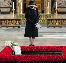 É com profunda tristeza que sua majestade, a rainha elizabeth ii, anuncia a morte de seu amado marido hoje nós lamentamos com a sua majestade, a rainha. Rainha Elizabeth Ii Aparece Usando Mascara Pela Primeira Vez Em Cerimonia Privada Estrelando
