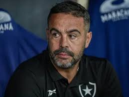 Depay e mais dez podem desfalcar Corinthians contra o Palmeiras