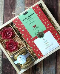 9 Thoughtful And Feel Good Gift Ideas For Diwali Under Rs 1000 Dress Your Home In 2020 Diwali Gift Hampers Diwali Gifts Gift Hampers