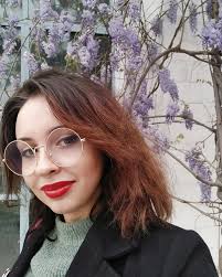 Привет, меня зовут Елена Крамер. Я профессиональная певица и преподаватель  вокала. Работаю с учениками от 14 лет и старше, в онлайн формате. У меня  средне-специальное музыкальное образование, и также я часто обучаюсь