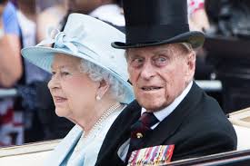 Queen elizabeth ii and prince philip, duke of edinburgh look at their homemade wedding anniversary card, given to them by their great grandchildren prince george, princess charlotte and prince louis, in the oak room at windsor castle ahead of their 73rd wedding anniversary, on november 17. Queen Elizabeth Prinz Philip Deshalb Verzichteten Sie 10 Jahre Lang Auf Kinder Gala De