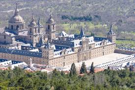 The imposing palace and monastery complex of san lorenzo de el escorial is an impressive place, rising up from the foothills of the mountains that shelter madrid from the north and west. Konigliches Kloster San Lorenzo De El Escorial Madrid Spanien Lizenzfreie Fotos Bilder Und Stock Fotografie Image 38764960