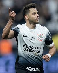 O Corinthians acertou a permanência de Ángel Romero. O novo vínculo do  paraguaio será válido por mais um ano, indo até o final de 2025. O novo  contrato prevê um aumento salarial