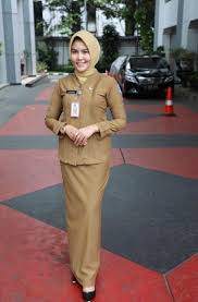 Memakai gamis juga membuat penampilan wanita lebih tertutup sempurna tanpa memperlihatkan bentuk tubuh karena bentuknya yang panjang sekaligus longgar. 15 Model Baju Dinas Kantor Pns Guru Pria Wanita