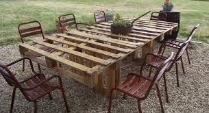 Peaufiner le placement de la paille. Comment Fabriquer Son Salon De Jardin En Palettes En Bois Vivre Demain