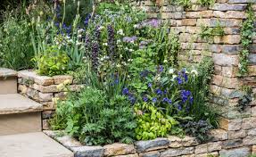 Eine betonsteinmauer ist ein weg, um schnell eine gartenmauer zu. Gartenmauer Bauen Praktische Tipps Und Tricks Mein Schoner Garten