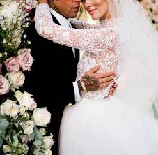 ˈkjaːra ferˈraɲɲi, is an italian entrepreneur, fashion blogger, influencer, and designer who has collaborated with fashion and beauty brands. Theferragnez Chiara Ferragnis Hochzeit Ist Kaum An Dekadenz Zu Ubertreffen Welt