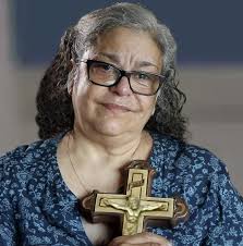 🤦‍♂️ They are refusing to give this lady her job back. Teacher of 30+  years was suspended, demoted, and removed from her classroom for refusing  to hide a small cross by her