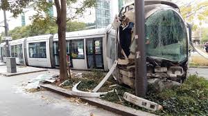 Sarthe accident de camion sur l autoroute a81 plusieurs. Un Tramway Deraille Apres Une Collision Avec Une Voiture A Lyon Part Dieu 16 Blesses Youtube