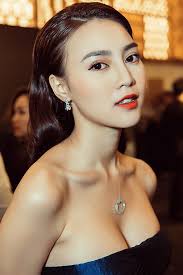 Vòng một thất thường của mỹ nhân Việt: Ninh Dương Lan Ngọc "ảo" nhất?