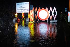 Toeristen in het oostenrijkse grossarltal konden afgelopen weekend geen kant op doordat door dat zorgde voor overstromingen. Oostenrijk Ontregeld Stroomuitval Overstromingen En Storm Fantastisch Oostenrijk