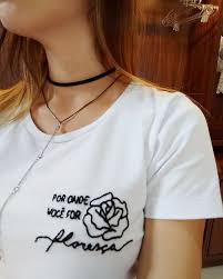 Camisetas Personalizadas Em Mogi Das Cruzes Camiseta Brava Rosa Bordada A Mao Por Onde Voce For Floresca Camisetas Bordadas Roupas Bordadas Camisas Bordadas