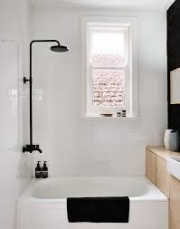 Petite Salle De Bains Avec Baignoire Douche 27 Idees Sympas Decoration Salle De Bain Baignoire Douche Styles De Salles De Bain