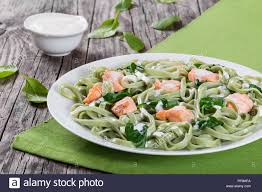 Jetzt kommt die sahne hinzu. Lachs Und Spinat Fettuccine Alfredo Pasta Auf Weissem Teller Auf Grunen Tisch Matte Auf Einem Rustikalen Tisch Mit Sahne Sosse Auf Einer Sosse Boot Im Italienischen Stil Studio Stockfotografie Alamy