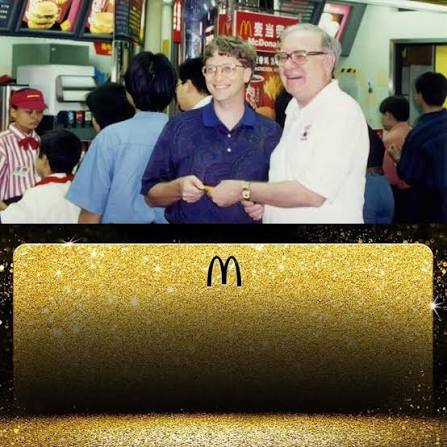 Tarjeta dorada genérica sostenida con la mano