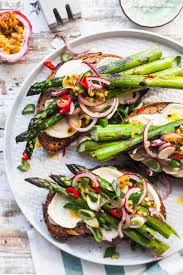 Warme Stulle Mit Ziegenkase Gebratenem Spargel Und Chili Maracuja Zwiebelchen Gourmetguerilla S Foxy Food Spargel Braten Ziegenkase Lebensmittel Essen
