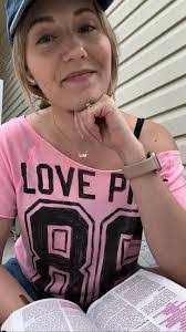 Kelly Hipsley's Instagram, Twitter & Facebook