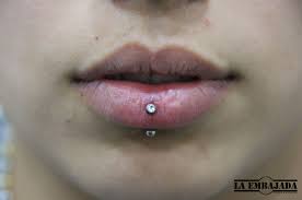 Pin By La Embajada Tattoo Barcelona On Rich In 2021 Labret Piercing Labret Vertical Labret Piercing