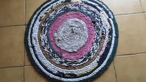 Viele kreative ideen und kostenlose anleitungen zum thema die strickliesel ist ein gerät mit dem bunte, gestrickte schläuche aus wolle erstellt werden können. Teppich Hundeteppich Teppich Aus Alten T Shirt Youtube