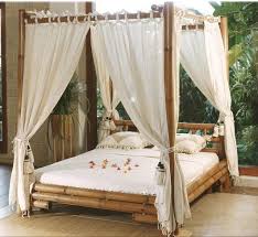 Un Lit Baldaquin En Bambou De Design Elegant Avec Des Voiles Blancs Lit Baldaquin Chambre A Baldaquin Decoration Lit