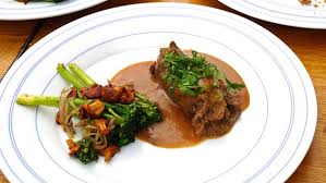 Rezept Rinderrouladen Mit Wildem Brokkoli Und Pilzen Ndr De Ratgeber Kochen