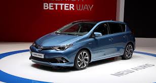 Les h�tesses enjolivent le salon de gen�ve. Salon De Geneve 2015 Toyota Auris Restylee