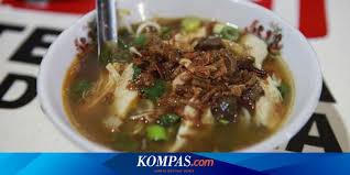 Paduan itu diakhiri dengan menaburkan usus kering dan daun bawang. Sauto Soto Tauco Khas Tegal