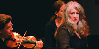 Argerichs mütterliche familie war wegen ihrer jüdischen herkunft aus dem russischen zarenreich nach argentinien emigriert. Martha Argerich Die Lowin Wird 75 Emma