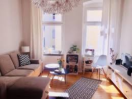 Erfrischen sie dies wohnzimmer, dessen einrichtung veraltet ist? Helles Wohnzimmer Mit Schonem Dielenboden Und Gemutlichem Sofa Einrichtung Wohnzimmerideen Wohnen Helle Wohnzimmer Wohnzimmer Ideen Wohnzimmer Ideen Klein