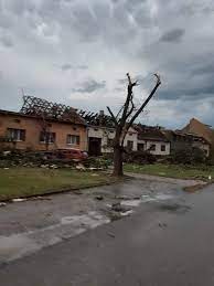 Místostarosta obce hrušky na břeclavsku, kterou dnes večer tornádo prošlo, konstatoval, že polovina obce je srovnaná se zemí. Cinixqs1wbrh0m