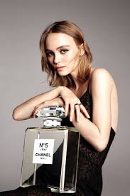 Découvrez la nouvelle publicité du parfum n°5 de chanel, réalisée par le cinéaste australien baz luhrmann. Chanel L Eau No 5 Perfume Campaign W Lily Rose Depp Fashion Gone Rogue