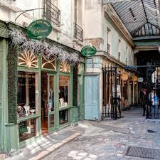 Dans La Cour Du Commerce Saint Andre Paris Vie Avec Le Petit Passage Couvert Qui Mene A La Rue De L Ancienne Come Voyage Paris Paris Insolites Photographie