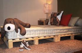 Here is a simple futon design to make your own platform futon frame out of wood. Sofa Cama Futon Grosso Feita De Pallet Sem Garantia