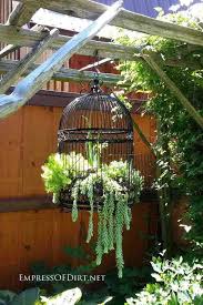 34 Einfache Und Preiswerte Diy Ideen Um Den Garten Und Hof Zu Verschonern Mit Bildern Gartencontainer Diy Garden Gartenkunst