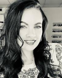 I want to make money from home, but I don't want to be “that girl.” 👀 You  mean the girl who: ✨ Has the ability to create her own schedule? ✨ Makes